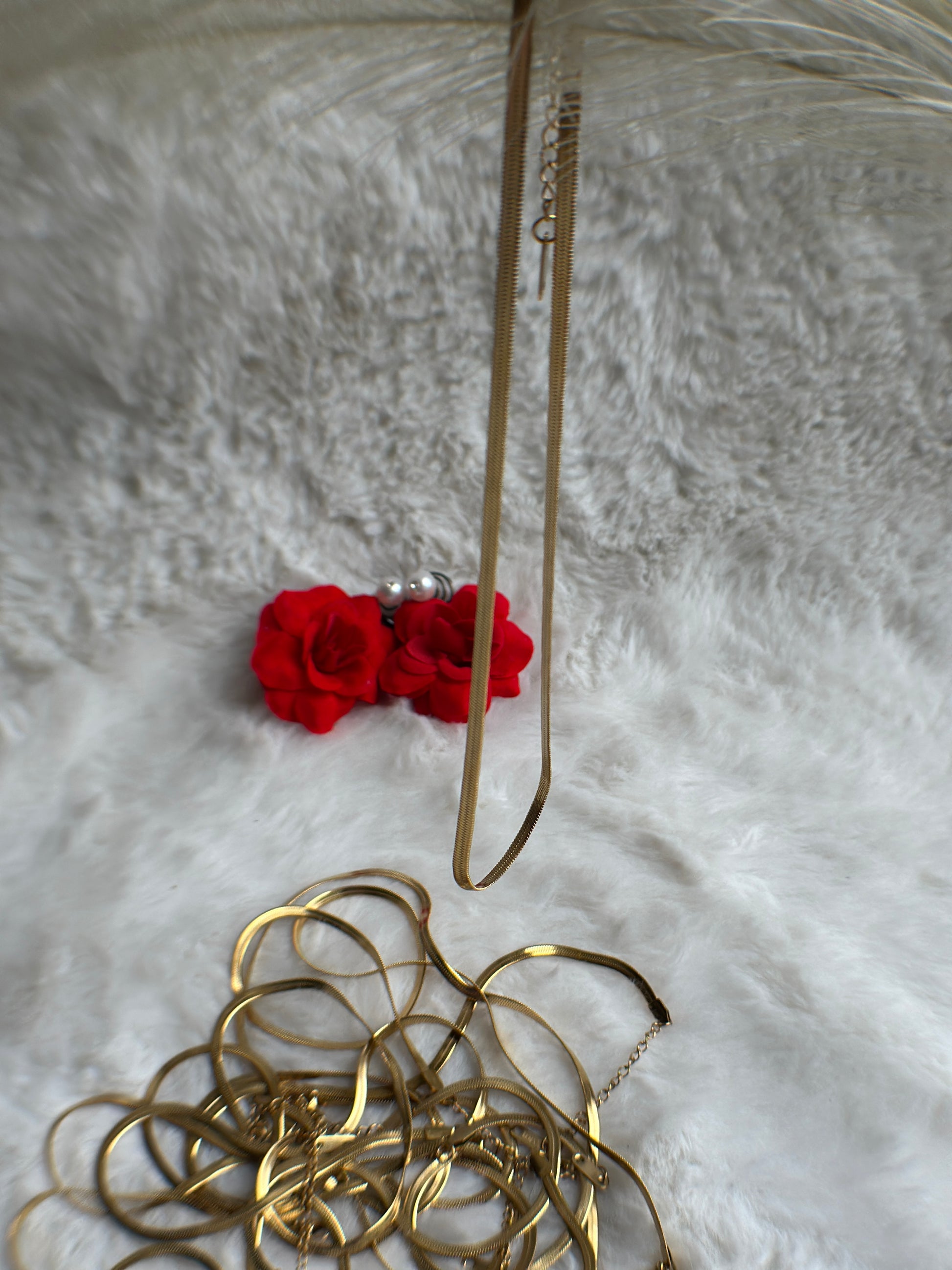 RUHKÉ premium 304 stainless steel gold necklace on white background Zoomed