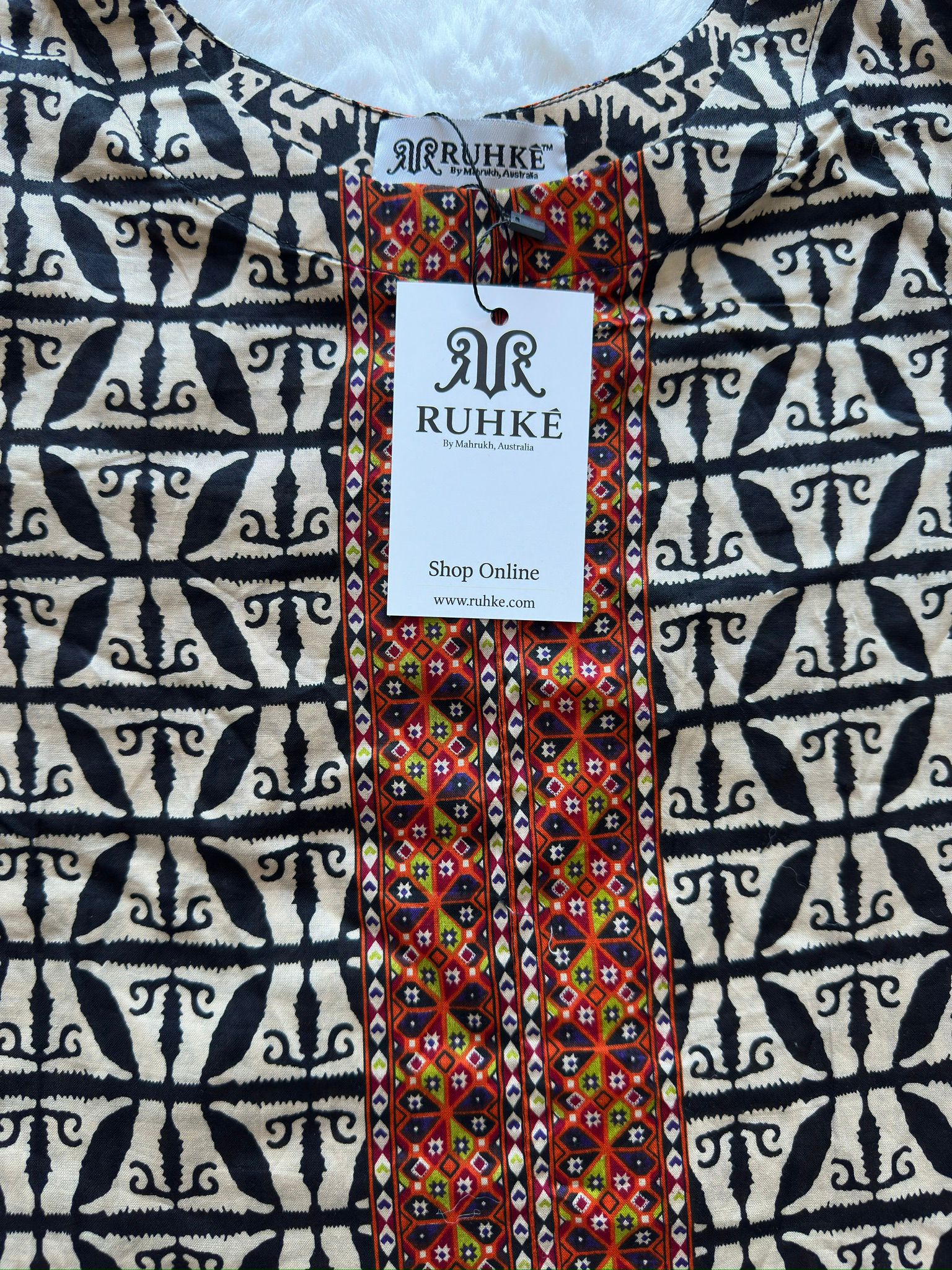 Printed front neck detail on full sleeve lawn shirt