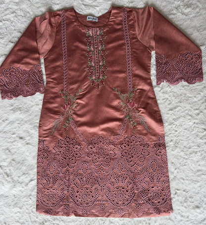 Front view of luxury dusty rose kurta featuring intricate thread embroidery and elegant cut-work detailing by RUHKÉ