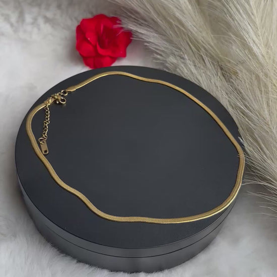 RUHKÉ luxury gold plated necklace styled with elegant modest fashion Video